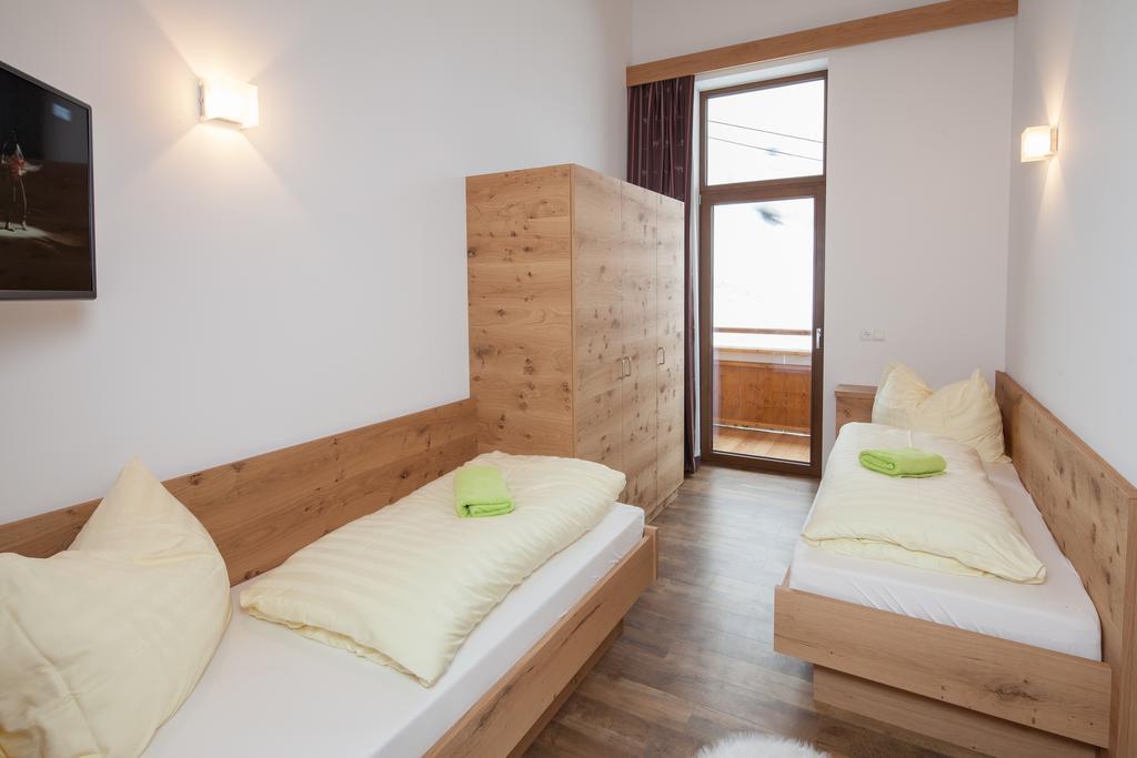 Berggasthof Hochzeigerhaus Jerzens Room photo